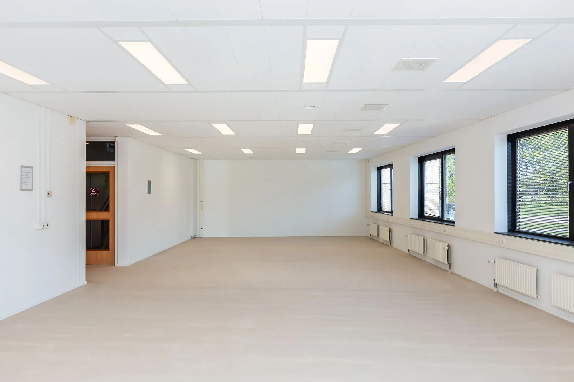 Lichte, lege kantoorruimte aan de Boris Pasternaklaan met grote ramen en systeemplafondverlichting.